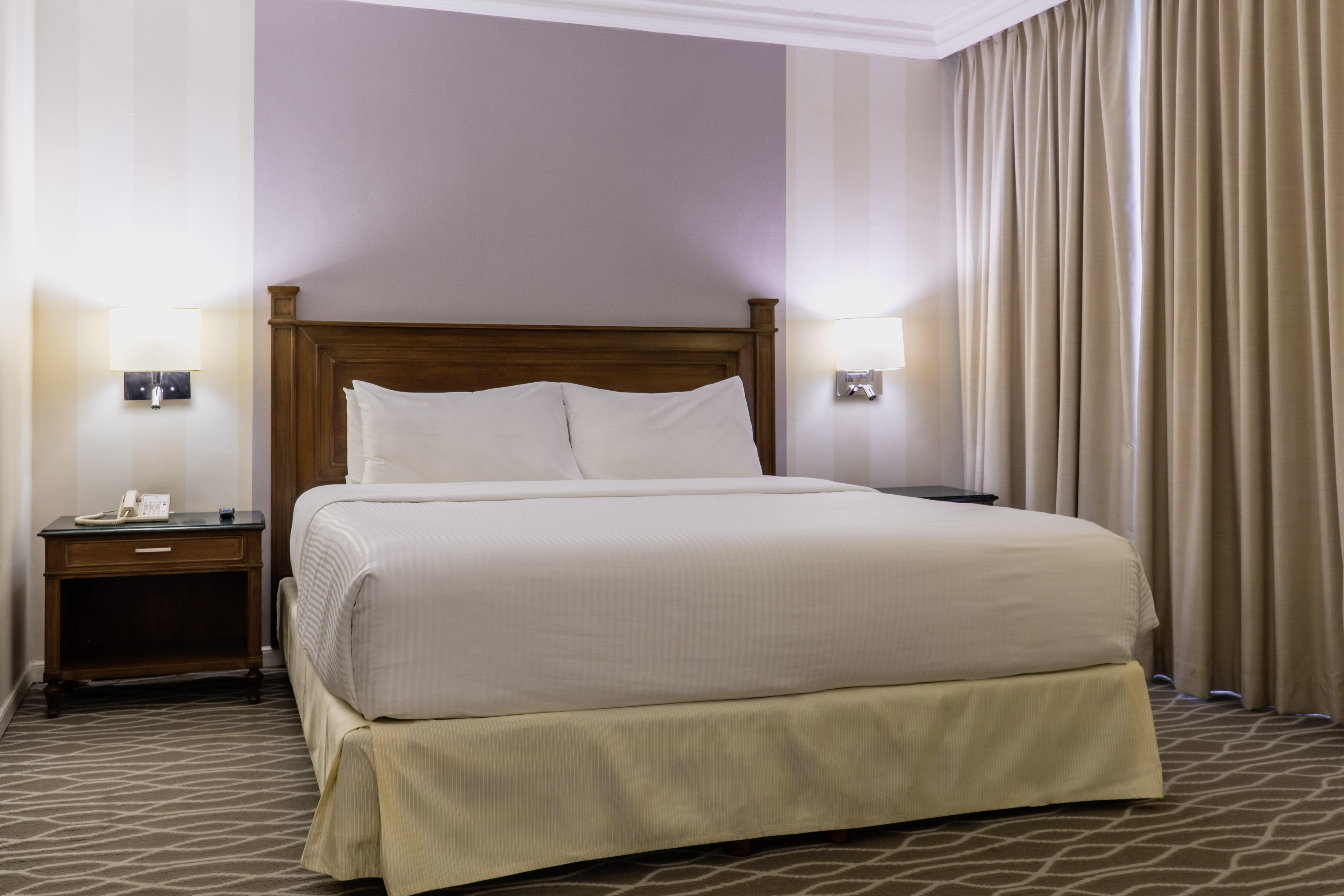 Gamma Monterrey Gran Hotel Ancira Ngoại thất bức ảnh A bed with a bed skirt